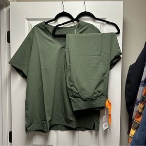 NWT figs scrub set in moss